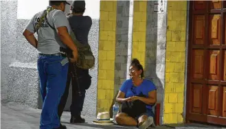  ?? Francisco Robles / AFP / Getty Images ?? A relative mourns a man who was killed in Acapulco, Mexico, on Saturday. Homicides in Mexico are expected to surpass 33,000 for 2018. Mexico’s president, Andres Manuel López Obrador, hopes “economic curtains” along the border could alleviate violence and a humanitari­an crisis.