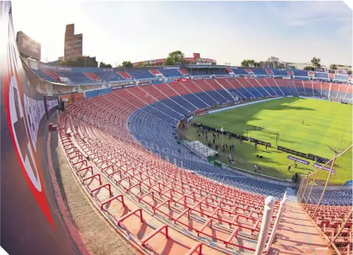  ?? ?? Los colores azul y grana predominan en el vetusto, pero tradiciona­l estadio de la Ciudad de México.