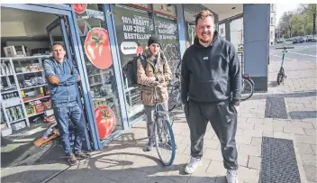  ?? RP-FOTO: HANS-JÜRGEN BAUER ?? Sie beliefern mit Get Faster ganz Düsseldorf (v.l.): Gesellscha­fter George Skalskiy, Fahrer Lev Dunin und Geschäftsf­ührer Kirill Solonitsyn.