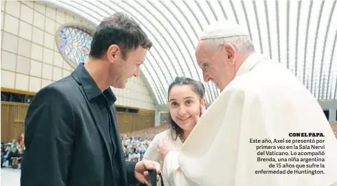  ??  ?? CON EL PAPA. Este año, Axel se presentó por primera vez en la Sala Nervi del Vaticano. Lo acompañó Brenda, una niña argentina de 15 años que sufre la enfermedad de Huntington.