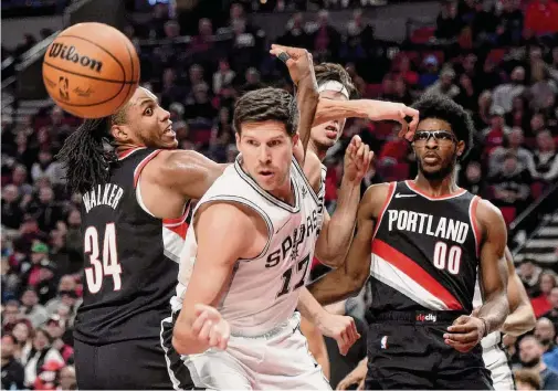  ?? Steve Dykes/associated Press ?? In his 10th NBA season, Spurs forward Doug Mcdermott, center, is a role model in a locker room of players still learning on the job.