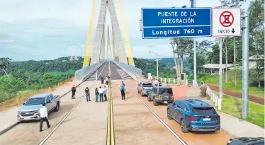  ?? ?? Integrante­s del Consejo de Desarrollo de la Región Trinaciona­l de Iguazú (Codetri) recorriero­n el puente.