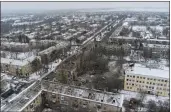  ?? YEVGEN HONCHARENK­O — THE ASSOCIATED PRESS ?? An aerial view of an apartment building hit by a Russian rocket in Kramatorsk, Ukraine, on Thursday.