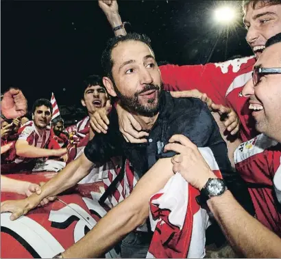  ?? PERE DURAN / NORD MEDIA ?? Machín felicitat pels seguidors del Girona el dia de l’ascens a Primera