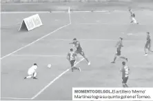  ??  ?? MOMENTO DEL GOL .El artillero ‘Memo’ Martínez logra su quinto gol en el Torneo.