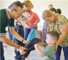  ??  ?? CON BULTOS Y LIBRETAS. La actividad realizada recienteme­nte se dividió en cuatro zonas: sector Ovejas, Parcelas Marías, barrio Piñales y barrio Playa. Suministra­da