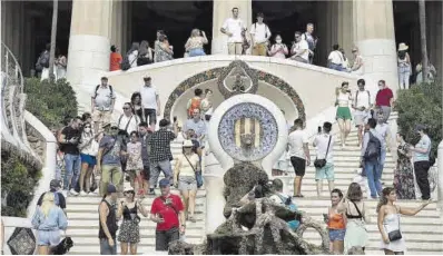  ?? ?? Una imatge del parc Güell, el mes passat, quan el turisme sortia del col·lapse provocat per la pandèmia.