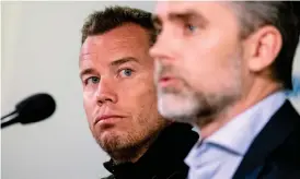  ??  ?? TAR ÖVER. Daniel Andersson (till vänster) tar över som tränare för MFF fram till sommaren. Här med vd:n Niclas Carlnén under gårdagens presskonfe­rens.