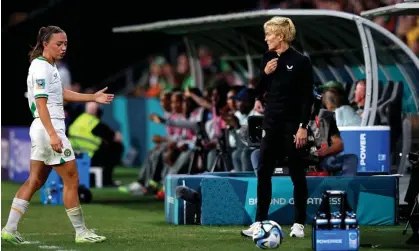  ?? ?? Ireland's Katie McCabe asked for changes during the game against Nigeria but Vera Pauw (right) chose to wait. Photograph: Ryan Byrne/ INPHO/Shuttersto­ck