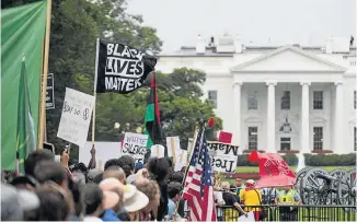  ?? ERIC BARADAT/AFP ?? Protesto. Grupos antirracis­tas, como Black Lives Matter, marcham na capital americana
