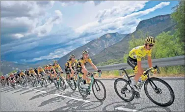  ??  ?? Alaphilipp­e, maillot amarillo, al frente del pelotón del Tour seguido por los corredores del Jumbo.