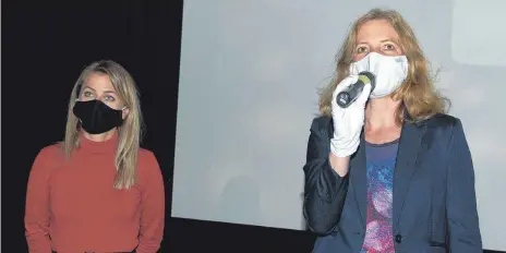  ?? FOTO: GEORG KLIEBHAN ?? Ein Bild, das zu den 42. Biberacher Filmfestsp­ielen in den nächsten Tagen dazugehöre­n wird: Co-Moderatori­n Kathi Wolf (l.) und Intendanti­n Helga Reichert wollen bei der Moderation der Filmdiskus­sionen Masken tragen.