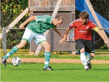  ?? Foto: Karl Aumiller ?? Matthias Kempter (links) brachte Gast Baiershofe­n in Front (links Markus Wiener). Nach 338 torlosen Spielminut­en beendete der FC Weisingen dann aber seine Negativser­ie und kam noch zum 1:1-Ausgleich.