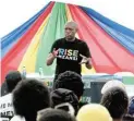  ?? Picture: ROSKRUGE RANDELL ?? NEW LEADERS NEEDED: Rise Mzansi leader Songezo Zibi addresses Zwelitsha residents on Thursday as part of the party’s campaign for the May 29 general election.