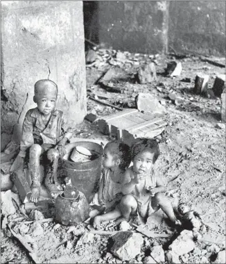  ?? AFP / Getty Images ?? THE HORRORS that befell Manila are detailed in “Rampage.” This 1945 photograph captures the aftermath of fighting between Japanese occupiers and American forces retaking the city.