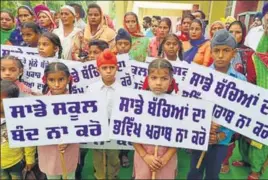  ?? SAMEER SEHGAL/HT ?? Students and parents protesting against Punjab Government’s move of closing government’s schools in Amritsar on Friday.