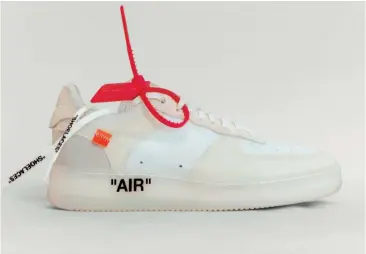  ??  ?? Dernier détourneme­nt en date, la “AF1 by Virgil Abloh for OffWhite”, sortie en octobre dernier.