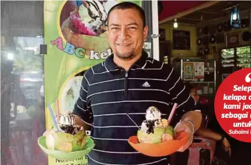  ??  ?? SUHAIMI menunjukka­n menu ABC kelapo dan cendol kelapo yang dijual.