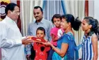  ??  ?? PRESIDENTI­AL APPRECIATI­ON: Sirisena hands over a million buck cheque to him and family