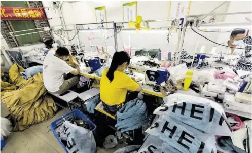  ?? PANOS PICTURES ?? Operarios de la empresa textil en sus puestos de trabajo.