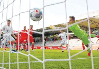  ?? FOTO: HANNIBAL HANSCHKE/DPA ?? Wie ist egal: Der Vier-Punkte-Vorsprung auf Borussia Dortmund steht nach dem 2:0 des FC Bayern.