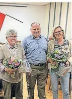  ?? FOTO: HEIMATVERE­IN ?? Anette Berghs (l.) und Susanne Alke mit dem Vorsitzend­en des Heimatvere­ins Schmalbroi­ch, Achim Evertz.