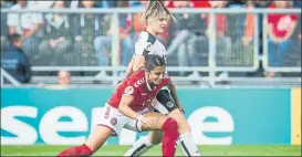  ?? EFE ENTRENADOR ENTRENADOR ENTRENADOR ?? La delantera danesa Nadia Nadim, en pugna con la austríaca Kirchberge­r. Hoy, la finalFOTO: SEVILLA VALENCIA VILLARREAL