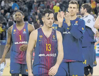  ?? FOTO: MANEL MONTILLA ?? Rostros tristes de Heurtel, Seraphin y Claver tras la derrota. La frustració­n fue general en el Blaugrana