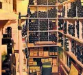  ??  ?? SelezioneI migliori vini italiani e stranieri all’enoteca Cortina