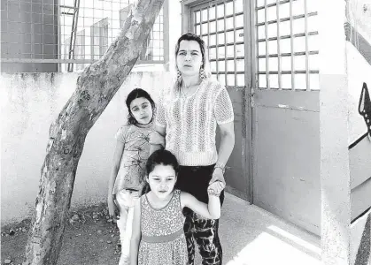  ?? Robson Ventura/Folhapress ?? A dona de casa Diana Batista, 32 anos, com as filhas Maria Eduarda (à frente), 5 anos, e Maria Clara, 9 anos, na Emei Jardim Gaivotas, no Grajaú (zona sul de São Paulo); ela teme pela segurança da caçula
