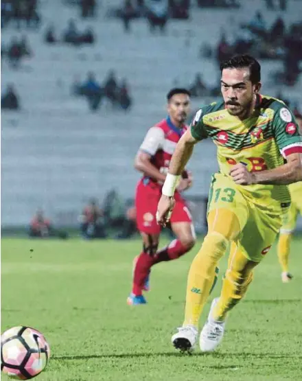  ??  ?? Kedah captain Khairul Helmi Johari (right) has not given up hope of playing for the national team and is pushing himself to keep improving and be selected once again.
