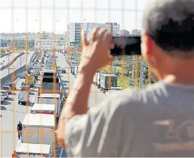  ?? DPA ?? Trabas. Un bloqueo de camiones en la autopista BR101, en Río.