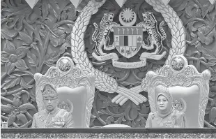  ?? — Gambar Bernama ?? TITAH DIRAJA: Sultan Abdullah berkenan menyampaik­an titah ucapan Diraja pada Istiadat Pembukaan Mesyuarat Penggal Kedua Parlimen Ke-14 di Bangunan Parlimen, Kuala Lumpur semalam. Turut berangkat Tunku Azizah.