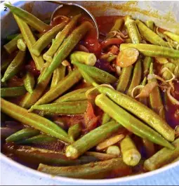  ??  ?? Preparing asam
needs a lot of patience as it takes more than two hours to boil the meat parts to make them tender.
Barmeah is an Arab stew made of ladies’ fingers. — Photos: ZHAFARAN NASIB/ The Star
2