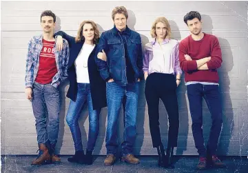  ?? KHAREN HILL/FOX ?? From left, Jay Baruchel, Elizabeth Perkins, Denis Leary, Chelsea Frei and Francois Arnaud in “The Moodys.”