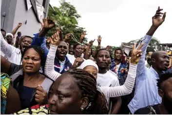  ??  ?? ALAIN JOCARD | AFP Milhares de cidadãos da RDC saíram às ruas para exigir a saída de Joseph Kabila do poder