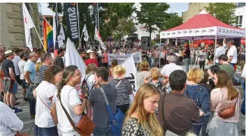  ?? FOTO: BECKER&BREDEL ?? Unter dem Motto „Gegen das Sterben im Mittelmeer! Solidaritä­t mit Geflüchtet­en“demonstrie­rten vor der Europa-Galerie gestern rund 400 Menschen.