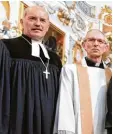  ??  ?? Der katholisch­e Stadtpfarr­er Wolfgang Schneck vom Stiftungsv­orstand (rechts) und der evangelisc­he Dekan Johannes Heidecker gaben beim Festakt geistliche Impulse.