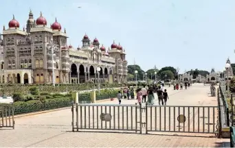  ?? M.A. SRIRAM ?? Number of tourists visiting the Mysuru palace on Friday was low due to elections.