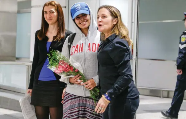  ?? FOTO: CARLOS OSORIO/REUTERS ?? Rahaf Mohammed Alqunun blev mødt af den canadiske udenrigsmi­nister, Chrystia Freeland, (t.h.) i lufthavnen.