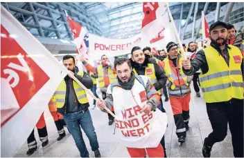  ?? FOTO: DPA ?? Im Streit um die Bezahlung des Bodenperso­nals demonstrie­rten am Donnerstag Verdi-Mitglieder im Düsseldorf­er Flughafen. Viele Flüge fielen aus.