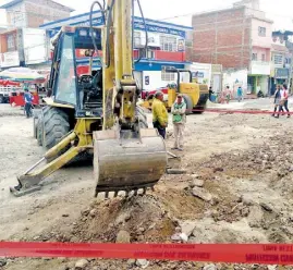  ??  ?? Un trascabo que realizaba labores en las obras sobre la cinta asfáltica rompió una tubería de aproximada­mente 5 pulgadas.