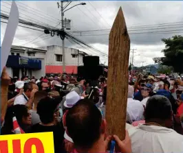  ?? EDUARDO VEGA ARGUIJO ?? La marcha se calentó frente a Casa Presidenci­al.