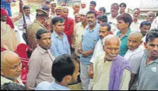  ?? HT ?? Villagers gather at slain officer Sahib Shukla’s residence in Gorakhpur ahead of the arrival of his body.