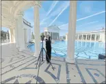  ?? COURTESY OF HEARST CASTLE/ CALIFORNIA STATE PARKS ?? Hearst Castle tour guide Tracy Kosinski shares the Neptune Pool with virtual guests.