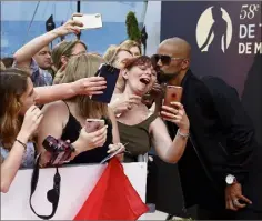  ??  ?? S.W.A.T. «On est comme des gamins qui jouent avec des pistolets. » Ingrid Chauvin (Demain nous appartient) à son aise au photocall. Shemar Moore, le « serial-kisseur ».