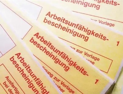  ??  ?? Die Arbeitsunf­ähigkeit und deren voraussich­tliche Dauer muss man dem Arbeitnehm­er unverzügli­ch mitteilen.