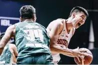  ?? IBL ?? LOLOS DULUAN: Center PJ Vincent Kosasih (kanan) dihadang center Bima Perkasa Isman Thoyib.