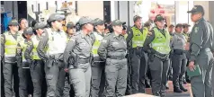  ??  ?? MUJERES POLICÍAS fueron desplegada­s hacia el sector del parque Los Fundadores donde ayer se registró una grave situación de enfrentami­ento entre grupos de jóvenes.