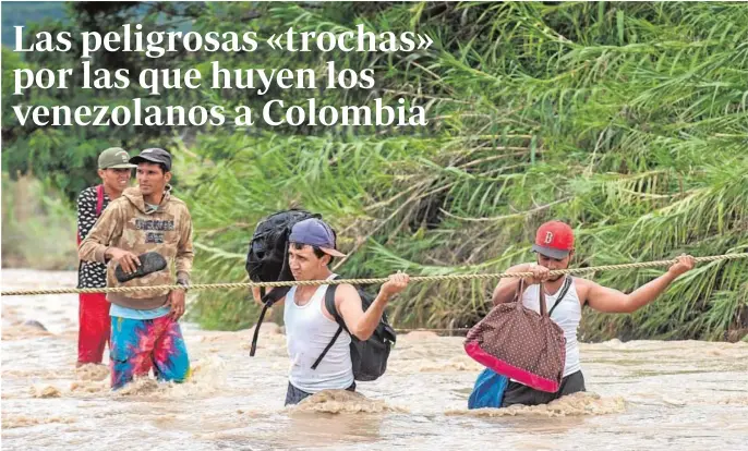  ??  ?? Venezolano­s cruzan ilegalment­e la frontera con Colombia. Julio Quintero, el primero a la derecha, murió al ser arrastrado por la fuerza del agua
